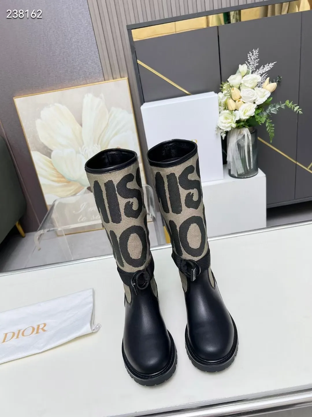 👟👟Ex-factory price 560👟👟 Dior color-blocking new boots for autumn and winter, the latest electric embroidery color-blocking letter logo for autumn and winter, round-toe high-top knight boots for women, Material: first-layer cowhide stitched with electric embroidery fabric, sheepskin lining for feet, original molded TPU outsole Size: 35-40 yards